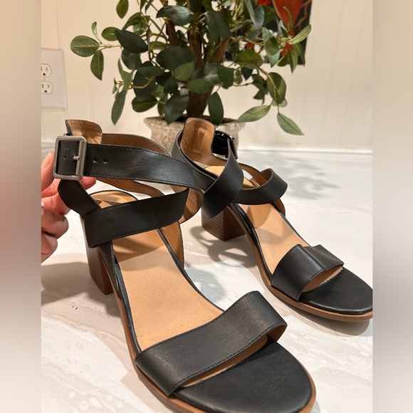 Woman’s strappy sandal - Picture 1 of 5